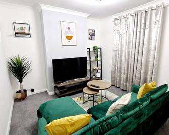 Gillingham Home - Sleeps 4 - Comfort & Convenience - Gillingham - Living room