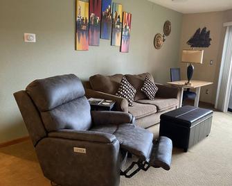 Beautiful Waterfront Pearl, Full Condo, AC, Parking, 20% construction discount - Portland - Living room