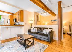 Welcoming studio w/ full kitchen, futon, partial AC - close to skiing & hiking - Stowe - Living room