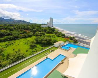 Brand New June 2022 steps from the beach sleeps 4! - Nueva Gorgona - Pool