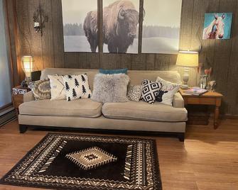 Cozy cabin in downtown Lewisburg WV close to snowshoe sky resort - Lewisburg - Living room
