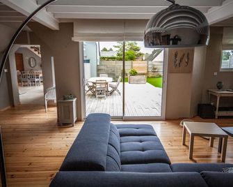 Charming spacious villa (5 bedrooms) 40 meters from the beach (2 to 15 people) - Saint-Germain-sur-Ay - Salon