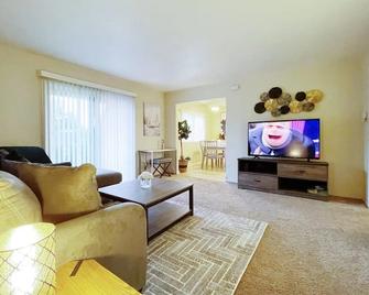 Cozy And Private 2B1b Apartment Near Hi-Tech Co. - Mountain View - Living room
