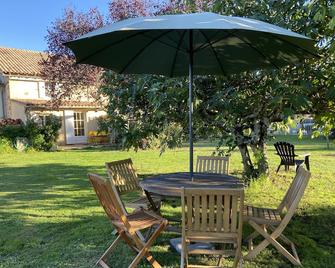 Gites le Mathelin - Saint-michel-de-montaigne - Patio
