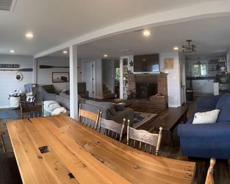 Lakefront home on Ossipee Lake with dock and gorgeous views - Ossipee - Sala pranzo