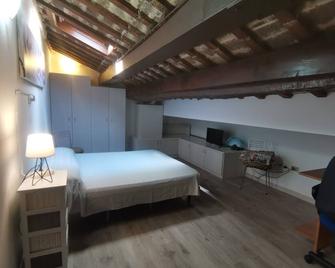 Young and romantic attic in the center of Ravenna 2 beds, pedestrian area - Ravenna - Schlafzimmer