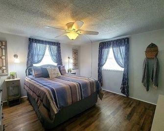 Sweetwater Cottage - Waterfront and Pet Friendly! Canoe and kayaks provided! - Inverness - Bedroom