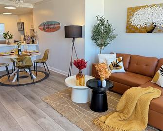 Oceanfront View 2 BR w Pool & Parking - Hermosa Beach - Obývací pokoj