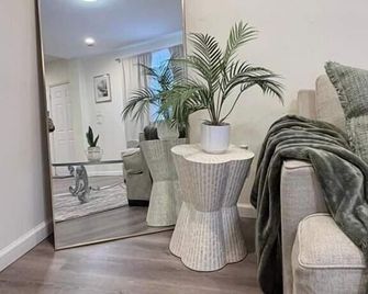 Modern 2BR Retreat with Full-Kitchen and Living - Deer Park