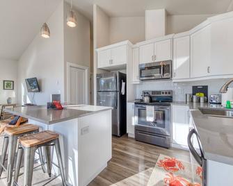 Contemporary Built Dog-Friendly House W/ Partial Ocean Views, - Oceanside - Kitchen