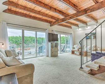 Serene Lake of the Ozarks Retreat with Private Dock! - Lake Ozark - Living room