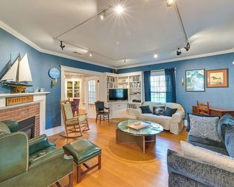 Charming Pet-Friendly Vacation Rental w/ Backyard! - Caledonia - Soggiorno