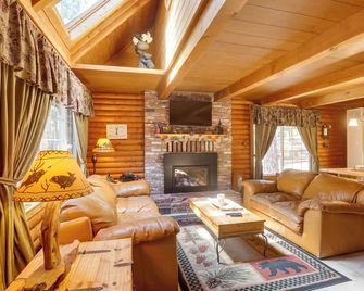 Authentic Log Cabin w/ Hot Tub in South Lake Tahoe - South Lake Tahoe - Living room