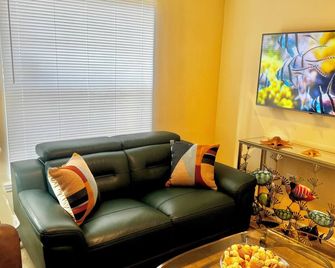 Charming 1-bedroom apartment with AC, WiFi in terrific Naples - Naples - Living room