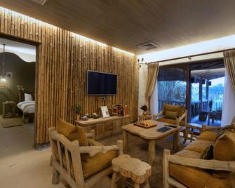 Barahi Jungle Lodge - Meghauli - Living room