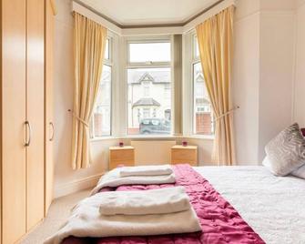 Shelley S Seaside Stay - Porthcawl - Bedroom