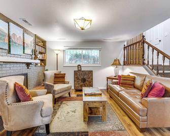 Hillside Place with Mountain Views about 8 Mi to Dtwn! - Colorado Springs - Wohnzimmer