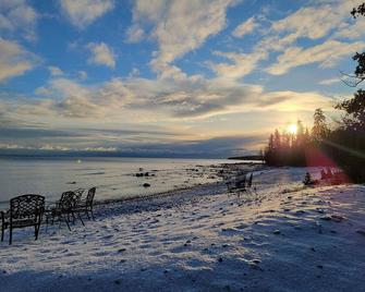 3 Br Lake Front Getaway! Dog Friendly, Lakeside Deck, Dock, Incredible Sunrises - Alpena