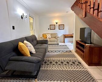 Apartments On The Park Glen Innes - Glen Innes - Wohnzimmer