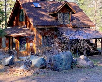 Dog Lovers!! The Methow Dog House is the Place for You--No Pet Fee! - Winthrop - Outdoors view