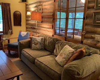 Silver Bay Cabin on Beautiful Lake George, New York - Silver Bay - Sala de estar