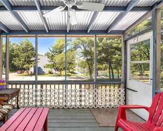 Cozy 2 bedroom 1.5 bath Lake House Cabin - Stevensville - Balkón