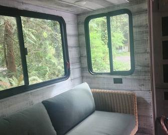 Cure To \'Wanderlust\' In This 38' Travel Trailer Just Add Your Fav Camp Spot! - Lynnwood - Living room