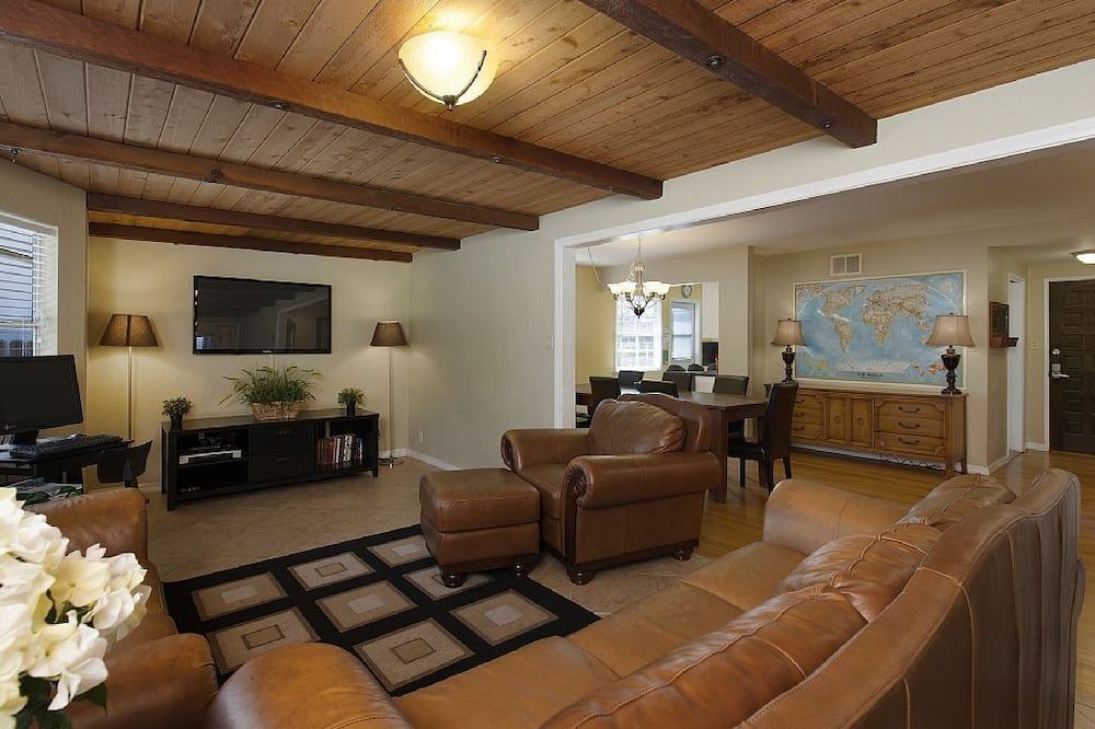 F-21 Castle House 1 - Anaheim - Living room