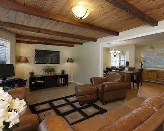 F-21 Castle House 1 - Anaheim - Living room