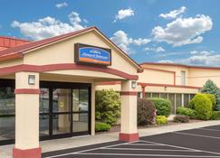Howard Johnson by Wyndham Saugerties - Saugerties - Gebouw