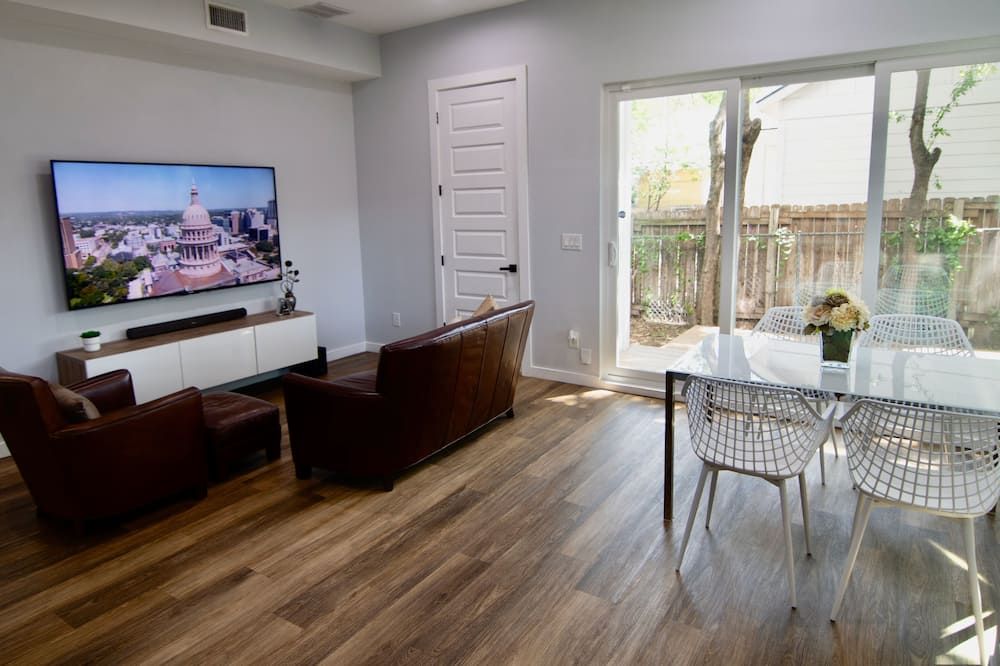 2 Minutes to UT & 8 min to Downtown: Pets OK + Free Bkfast & Coffee - אוסטין - סלון