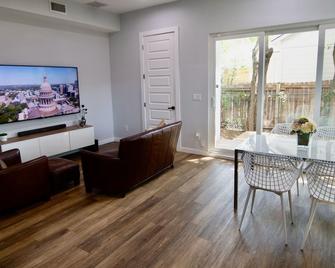 2 Minutes to UT & 8 min to Downtown: Pets OK + Free Bkfast & Coffee - Ώστιν - Σαλόνι