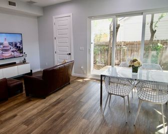 2 Minutes to UT & 8 min to Downtown: Pets OK + Free Bkfast & Coffee - Austin - Sala de estar