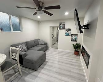 This basement apartment has its own private entrance. Near downtown Long Beach - Long Beach - Sala de estar