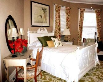 Large late1800's home within walking distance to Opera House and downtown. - Newberry - Camera da letto