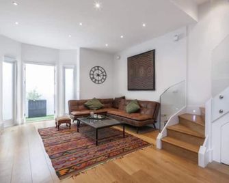 Winchendon Road by Onefinestay - London - Living room