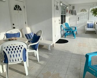 Blue Pavilion & Free Breakfast - 3 Private Suites, 3 Kitchens, 4 Br, 3 Ba - Steps to Beach - West Bay - Patio
