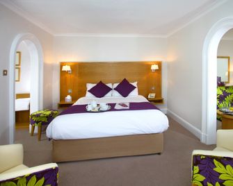 The Chequers Hotel - Newbury - Bedroom