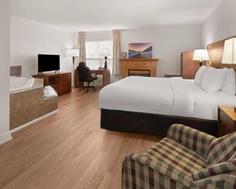 Ramada by Wyndham Arnprior - Arnprior - Schlafzimmer