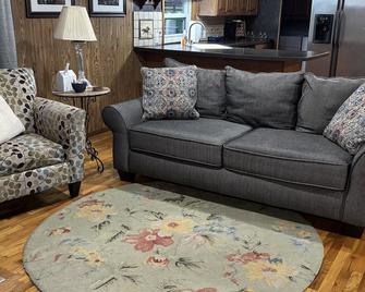 Bourbon Trail Hideaway - Frankfort - Living room