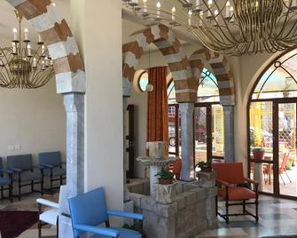 Damask Rose, Lebanese Guest House - Jounieh - Lobby