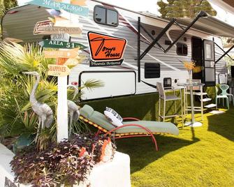 Big RV, next to clothing optional pool and hot-tub, at tony's house - Phoenix - Patio