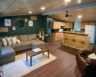 Cozy Catskill Cottage - Palenville - Living room