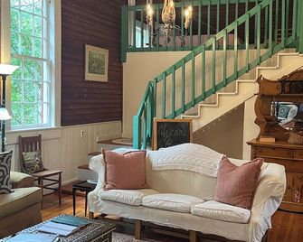 Charming 2-bedroom cottage w WiFi, AC in tranquil Syria w deck sounds Rose River - Syria - Living room