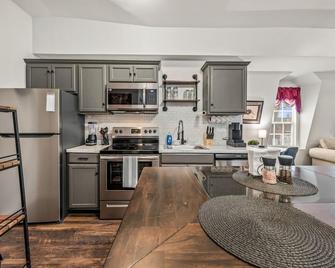 Seasons Hospitality Presents all new large 1BR apartment - Wallingford - Kitchen