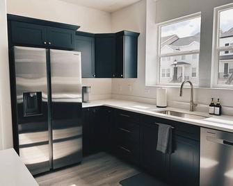 Mountain Ridge Retreat. Less than 1 mile from premier entertainment and shopping - Herriman - Kitchen