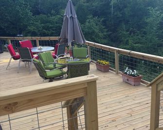 Very charming 4-bedroom 2 bath house on beautiful Lay Lake. - Clanton - Balcony