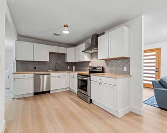 Spacious Mckinney Bungalow - 4 Bedrooms - McKinney - Kitchen