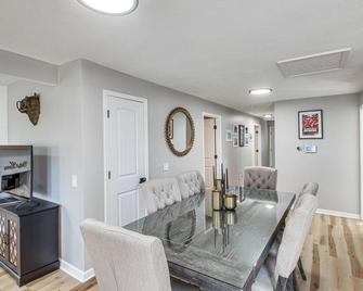 Modern and Stylish Olathe Home in Prime Location - Olathe - Dining room