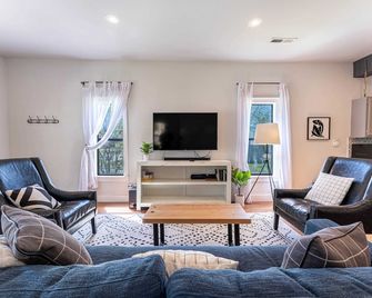 Lil' Bennie-1/2 mi to Slaughter Pen Trails - Bentonville - Living room